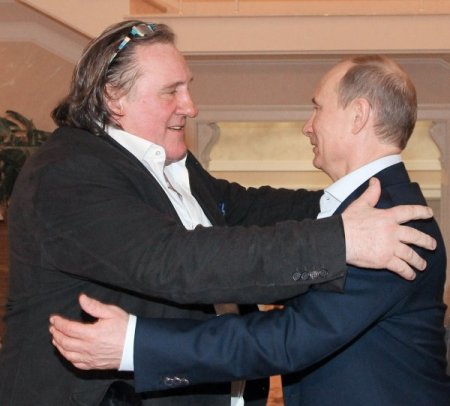 Putin, Depardieu'ya Rus pasaportunu kendi eliyle verdi