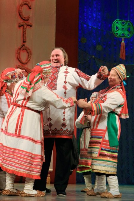 Putin, Depardieu'ya Rus pasaportunu kendi eliyle verdi