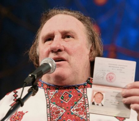 Putin, Depardieu'ya Rus pasaportunu kendi eliyle verdi