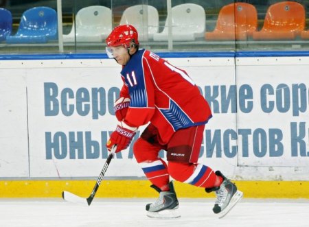 Putin, Gençlerle Buz Hokeyi Oynadı