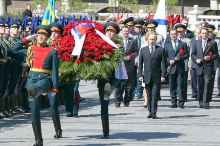 Putin, Gürcü halkının 9 Mayıs Zafer Bayramı'nı kutladı