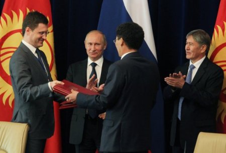 Putin, Kırgız liderle 15 yıllık askeri üs anlaşması imzaladı