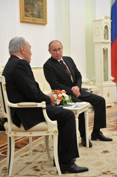 Putin, Nazarbayev’le ortaklığı güçlendirdi; Bolşoy’da tiyatro izledi