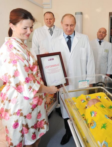 Putin, Rusya’nın 7 Milyarıncı Bebeğini Kucağına Aldı, Daire Hediye Etti