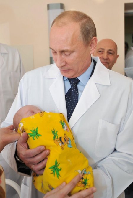 Putin, Rusya’nın 7 Milyarıncı Bebeğini Kucağına Aldı, Daire Hediye Etti