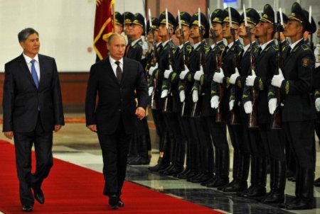 Putin Bişkek'ten eli dolu döndü