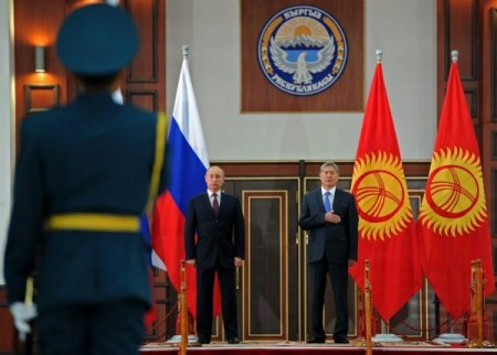 Putin Bişkek'ten eli dolu döndü