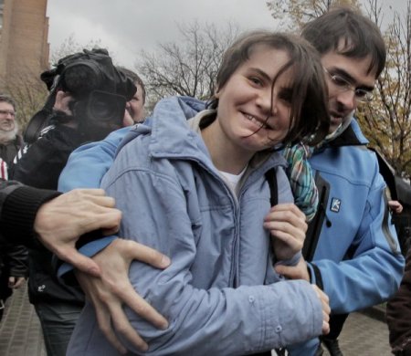 Putin karşıtı eylem yapan punkçı kızlardan biri serbest