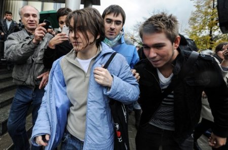 Putin karşıtı eylem yapan punkçı kızlardan biri serbest