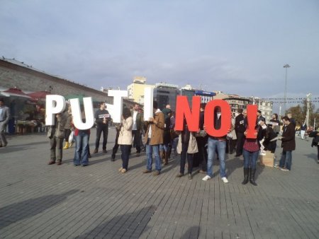 Putin karşıtları Rusya Konsolosluğu’na yürüdü