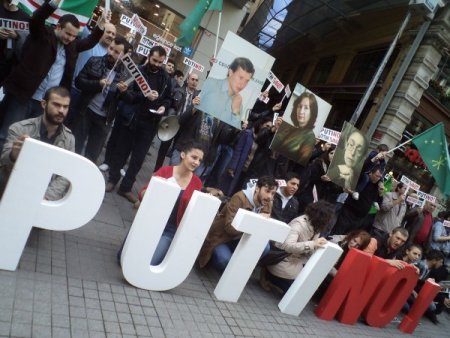 Putin karşıtları Rusya Konsolosluğu’na yürüdü