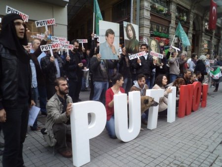 Putin karşıtları Rusya Konsolosluğu’na yürüdü