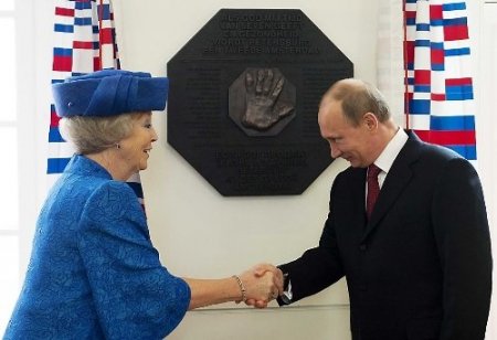 Putin Kraliçe Beatrix ile bir araya geldi