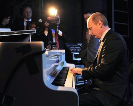Putin Piyanoda Eski Kgb Şarkısını Çaldı