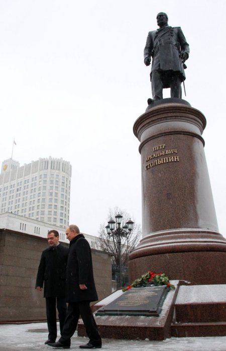 Putin ve Medvedev, reformcu Rus lider Stolıpin’in anıtına çelenk bıraktı