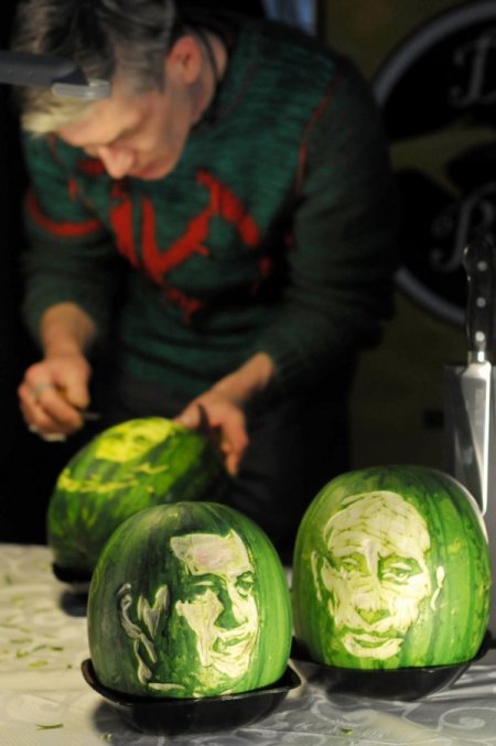 Putin Ve Medvedev'i Karpuza Çizdi