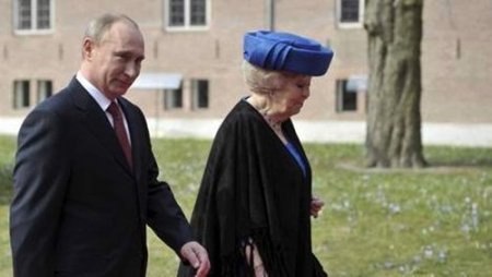 Putin'i protesto eden ressam gözaltına alındı