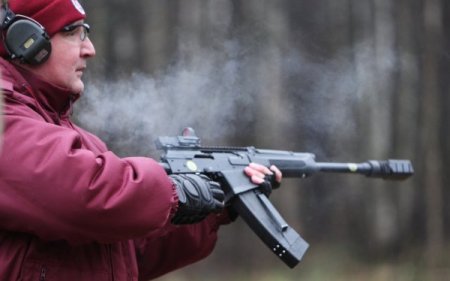 Putin’in yardımcısı yeni Kalaşnikof’u poligonda denedi