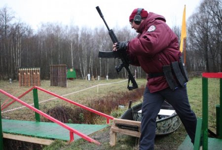 Putin’in yardımcısı yeni Kalaşnikof’u poligonda denedi