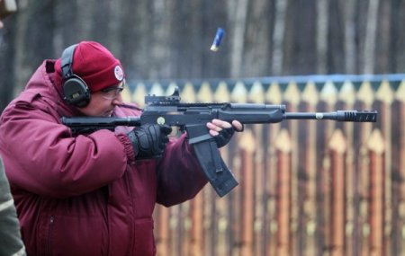 Putin’in yardımcısı yeni Kalaşnikof’u poligonda denedi