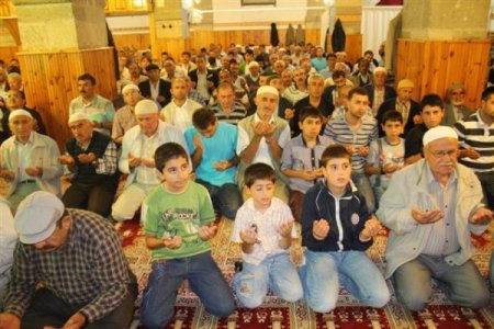 Rahmet Gecesinde Eller Semaya Berat İçin Kalktı