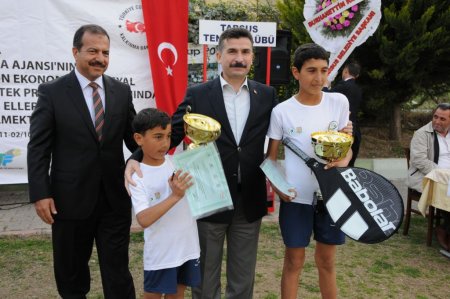 'Raket tutan eller' projesiyle 48 çocuk tenis öğrendi