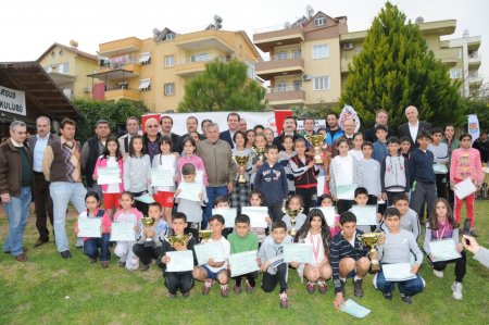 'Raket tutan eller' projesiyle 48 çocuk tenis öğrendi