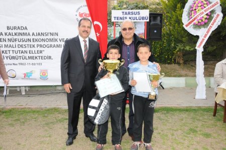 'Raket tutan eller' projesiyle 48 çocuk tenis öğrendi