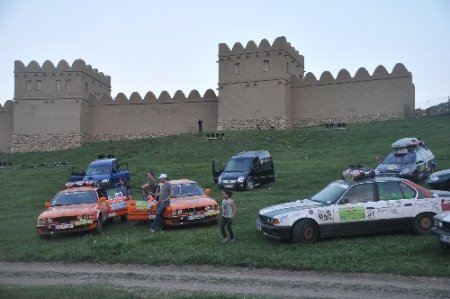 Ralliciler, ateş altındaki Suriye ve Filistinli çocuklar için sürecek