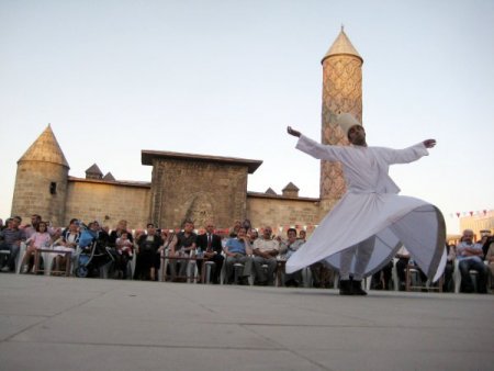 Ramazan, Yakutiye Kent Meydanı'nda Sema Gösterisi İle Karşılandı