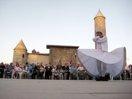 Ramazan, Yakutiye Kent Meydanı'nda Sema Gösterisi İle Karşılandı