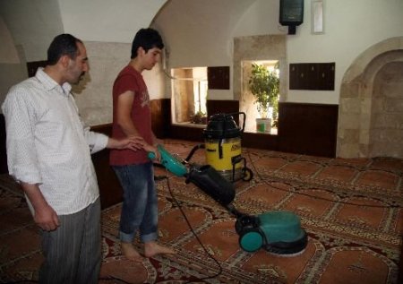 Ramazan Ayı Öncesi Mardin'de Camiler Gül Suyu İle Yıkanıyor