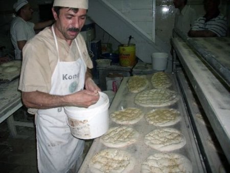 Ramazan Pidesini Sıcaklar Yüzünden Buzla Yapıyorlar