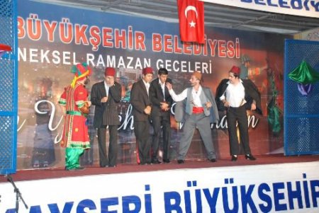 Ramazan Tır'ı Semt Semt Gezerek Eğlenceyi Vatandaşın Ayağına Götürüyor
