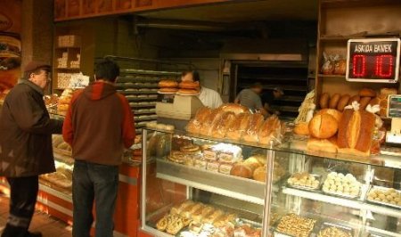 Ramazan'da Yoksullar Pideyi Askıdan Yiyecek