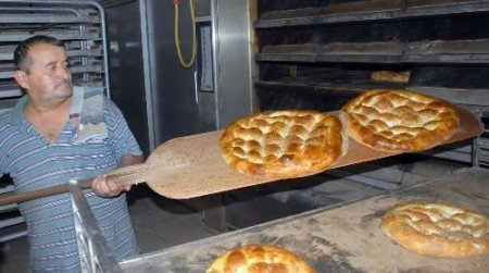 Ramazan'da Yoksullar Pideyi Askıdan Yiyecek