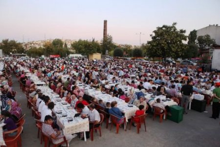 Ramazan'ın İlk Günü Galata Köprüsü'nde 20 Bin Kişi İftar Yapacak