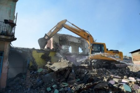 Ray Sokak'ta yakım çalışmaları sürüyor