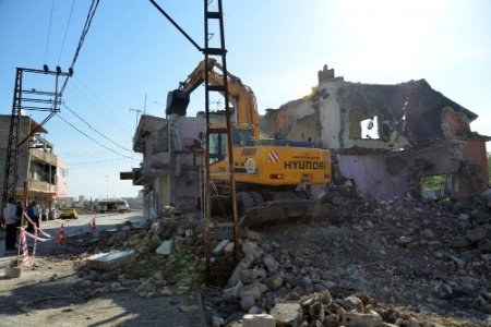 Ray Sokak'ta yakım çalışmaları sürüyor