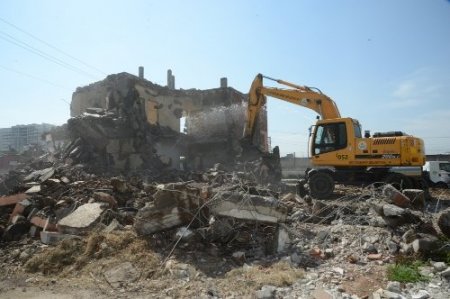 Ray Sokak’ta yıkım tamamlandı