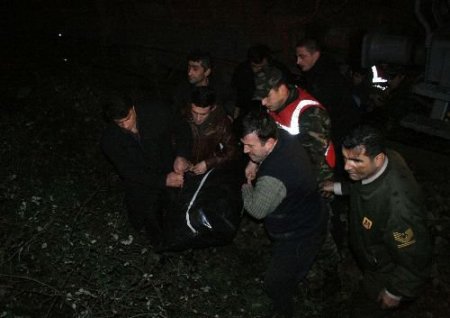 Raylara Uçan Otomobile Yük Treni Çarptı: 2 Ölü, 3 Yaralı (2)