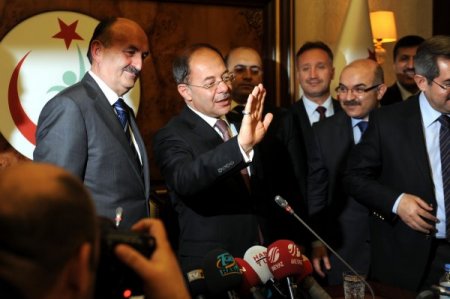 Recep Akdağ, görevi Müezzinoğlu'na devretti