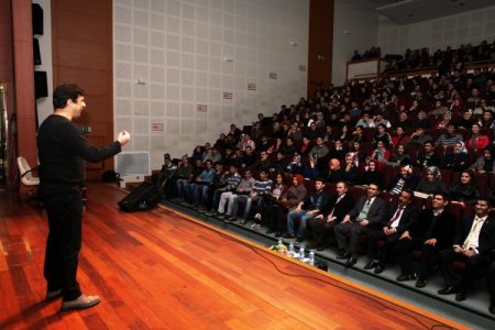 Recep Demirkaynak'tan Adıyaman Üniversitesi'nde stand up gösterisi