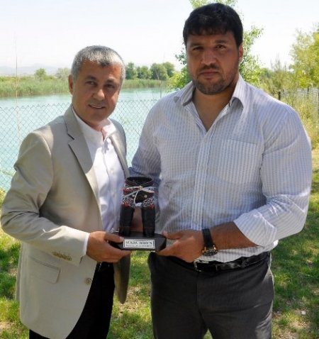 Recep Kara, Başkan Sözen'e kıspetli plaket verdi