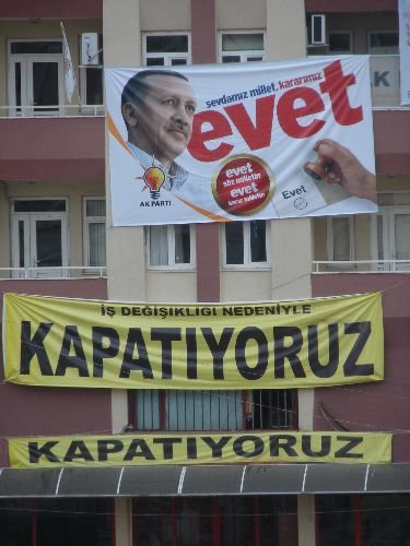 Referandum Afişleri Renkli Görüntüler Oluşturuyor