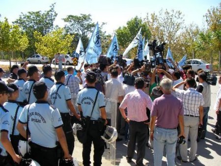 Referanduma 'hayır' Diyen Grup, Yök'ün Kapısına Zincir Vurdu
