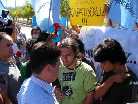 Referanduma 'hayır' Diyen Grup, Yök'ün Kapısına Zincir Vurdu