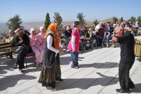 Rehabilitasyon merkezinde kalan engelliler şehri seyreyledi