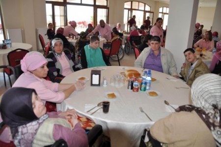 Rehabilitasyon merkezinde kalan engelliler şehri seyreyledi