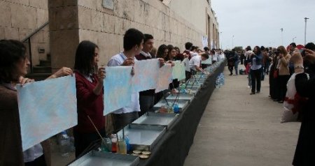 Rekor için 100 kişi aynı anda ebru yaptı